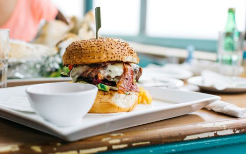 a019-jakubk-0570-juicy-burger-in-vibrant-interior2